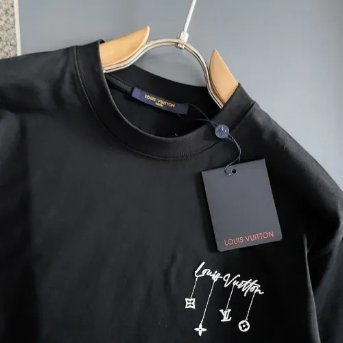 Replica Louis Vuitton LV T-Shirts Short Sleeved For Unisex #1426701 $42.00 USD for Wholesale