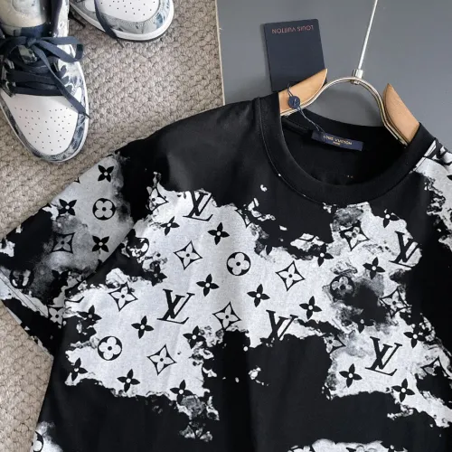 Replica Louis Vuitton LV T-Shirts Short Sleeved For Unisex #1426707 $42.00 USD for Wholesale